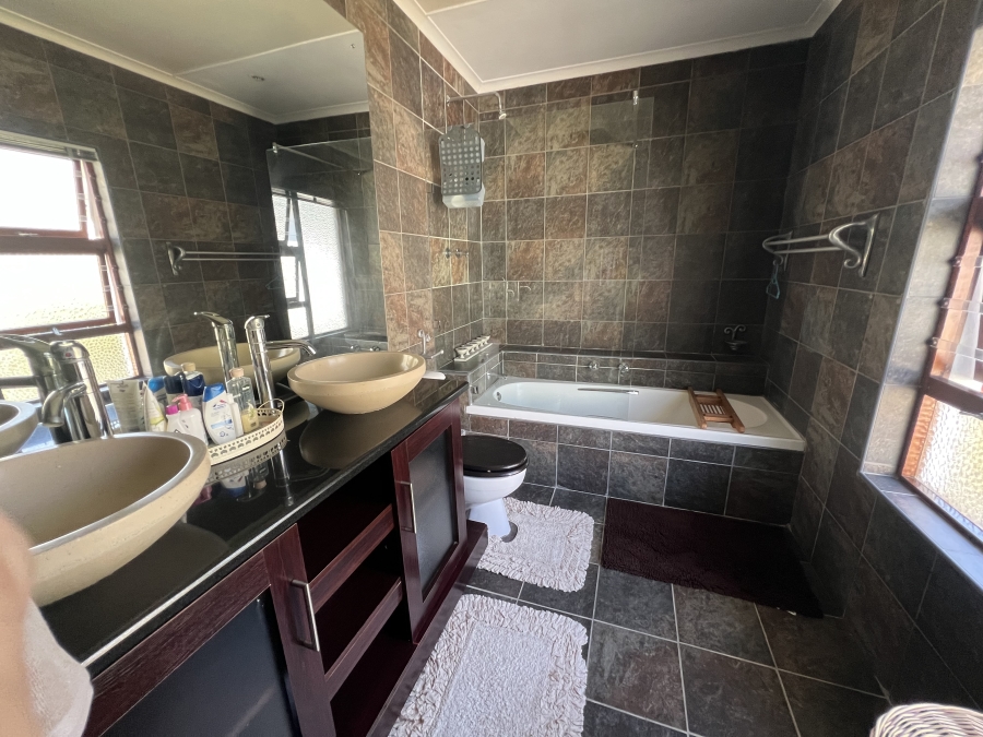 4 Bedroom Property for Sale in Bonza Bay Eastern Cape